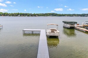 Marina - 10mins to Wilmot Ski |Lake Mary Lakefront |Private Pier|Swim|Views Throughout |Gas Fireplace|Firepit (Twin Lakes)