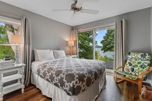 6 bedrooms, free WiFi, bed sheets - 10mins to Wilmot Ski |Lake Mary Lakefront |Private Pier|Swim|Views Throughout |Gas Fireplace|Firepit (Twin Lakes)