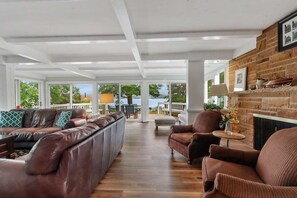 Smart TV, fireplace - 10mins to Wilmot Ski |Lake Mary Lakefront |Private Pier|Swim|Views Throughout |Gas Fireplace|Firepit (Twin Lakes)