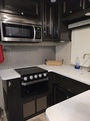 Kjøleskap, mikrobølgeovn, ovn og kokeplater