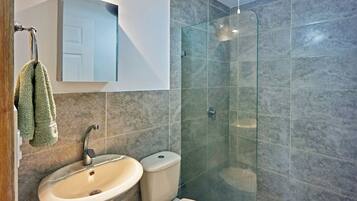 Dusche, Bidet, Handtücher, Toilettenpapier