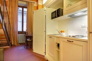 Frigorifero, microonde, piano cottura, macchina per caffè espresso