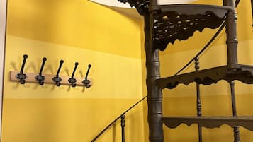 La Fanciulla del West | Area soggiorno | TV