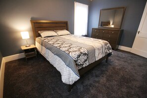 3 عدّة غرف نوم ومكواة/لوح كي وواي فاي وملاءات أسرّة