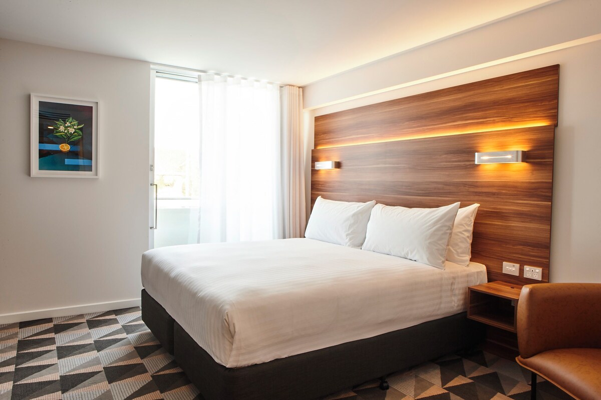 Deluxe King Room | Premium bedding, down comforters, pillowtop beds, minibar