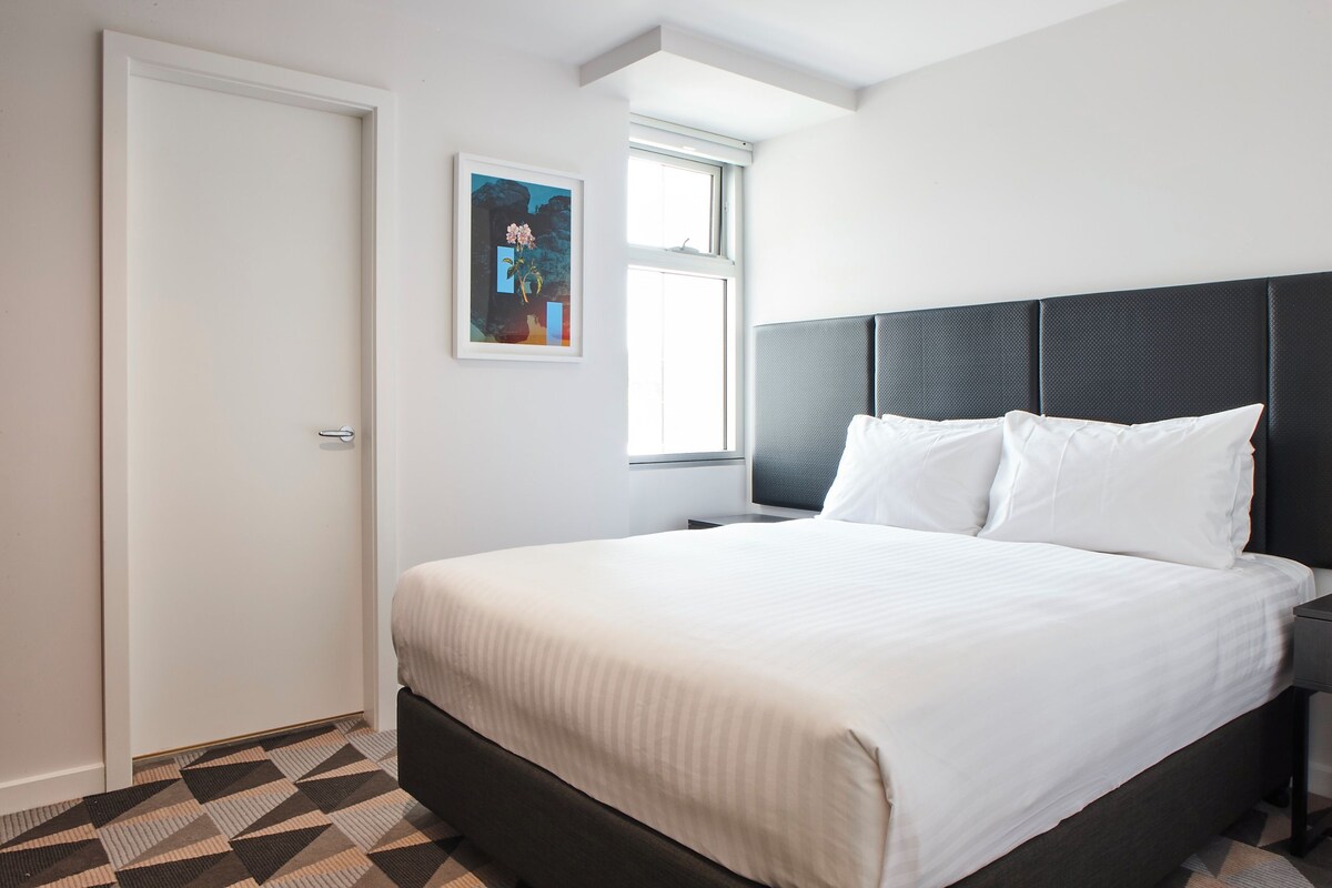 Standard Queen Room | Premium bedding, down comforters, pillowtop beds, minibar