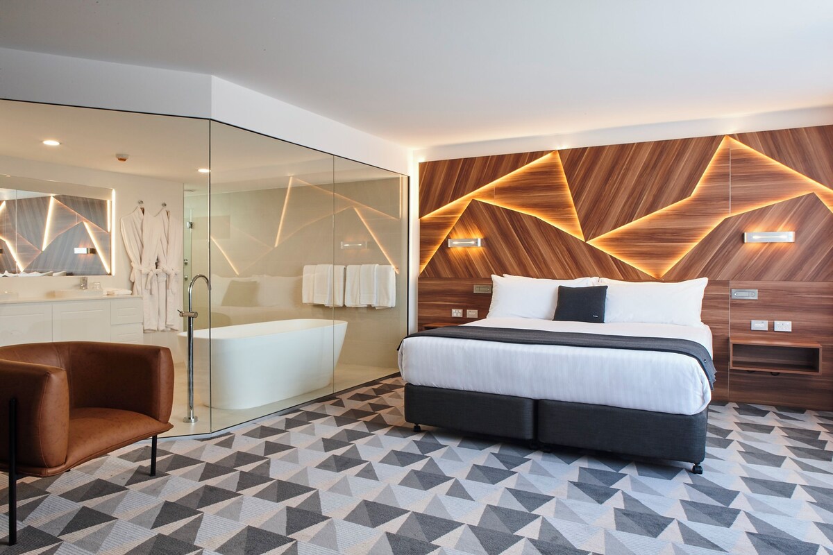 Premium King Suite | Premium bedding, down comforters, pillowtop beds, minibar