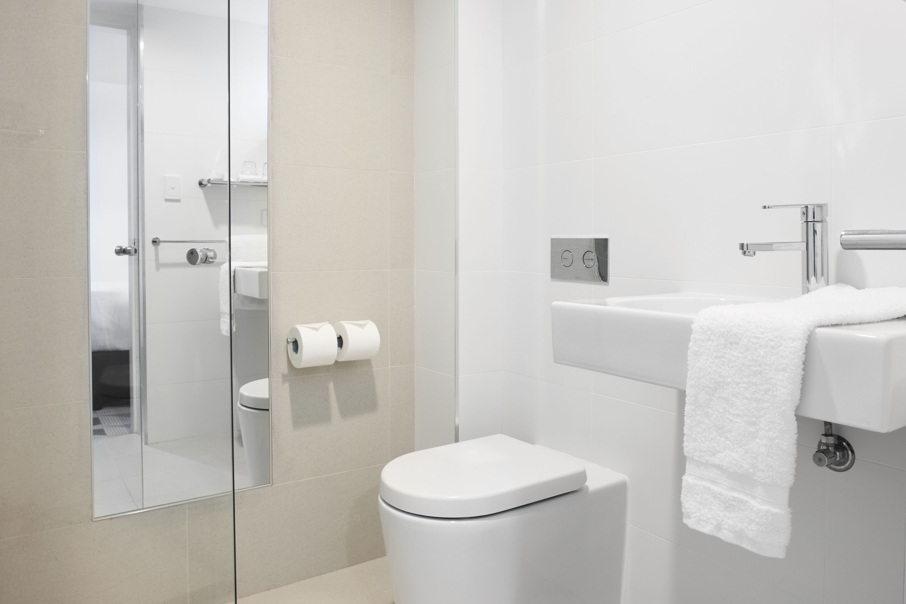 standard queen room | bathroom | free toiletries, hair dryer, towels, soap