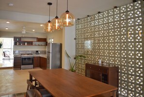 Fridge, microwave, oven, stovetop - CASA LÁZARO- Beautiful newly renovated house (Mérida)