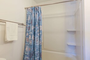 Secadora de cabello, jabón, shampoo, papel de baño 