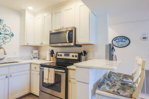 冷蔵庫、電子レンジ、食器洗い機、コーヒー / ティーメーカー