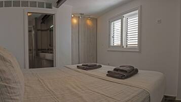 1 dormitorio, escritorio, tabla de planchar con plancha y cuna de viaje