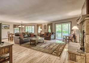 House, Multiple Beds (Creek Dreamin' #209) | Living area