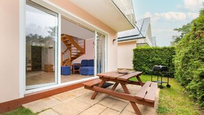 A modern house with a patio, a wooden staircase, and a barbecue area. - Large, comfortable holiday homes close to the sea (Niechorze)