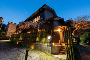 Fachada de la propiedad por la tarde o noche