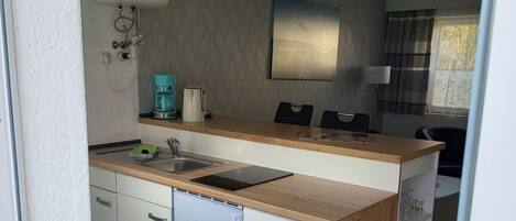 Kühlschrank, Mikrowelle, Wasserkocher mit Kaffee-/Teezubehör