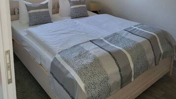 1 bedroom, travel cot, WiFi, bed sheets