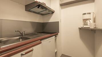 Réfrigérateur, micro-ondes, plaque de cuisson, cafetiÚre/bouilloire