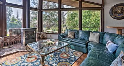 Hot Tub & Views: Spacious Getaway on Rogue River