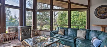 Hot Tub & Views: Spacious Getaway on Rogue River