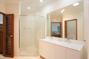 Bathtub, jetted bath, hair dryer, bidet