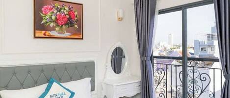 Minibar, muebles diferentes y escritorio
