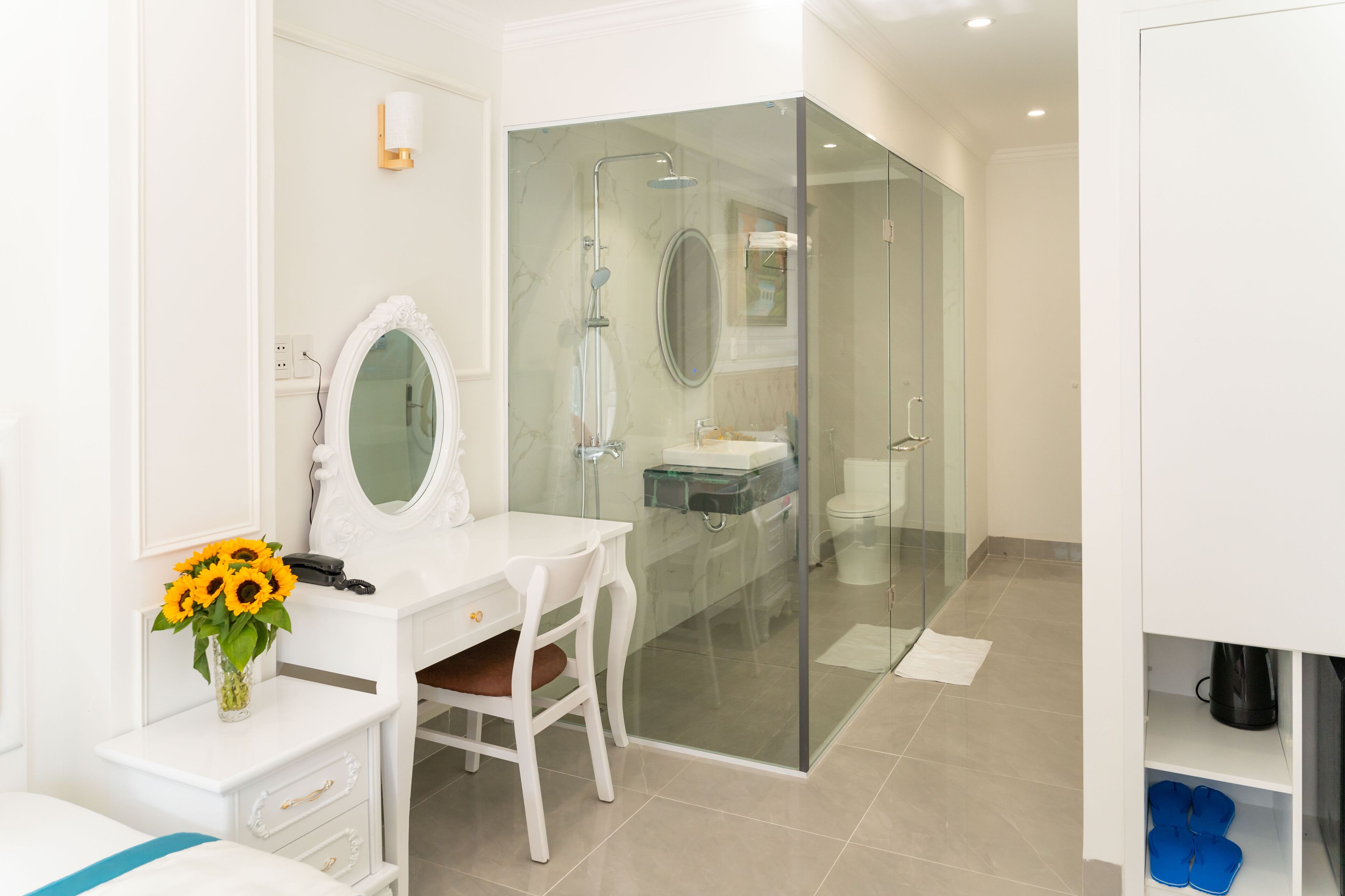 Suite, vistas a la montaña | Baño | Artículos de higiene personal de diseño, secador de pelo y zapatillas