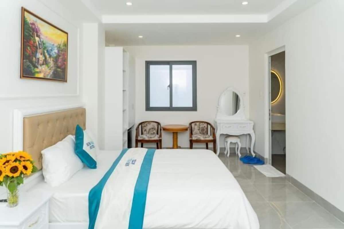 Bar mini, dilengkapkan perabot secara berasingan, meja