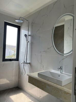 Deluxe-Zimmer, Balkon | Badezimmer | Designer-Toilettenartikel, Haartrockner, Hausschuhe, Bidet