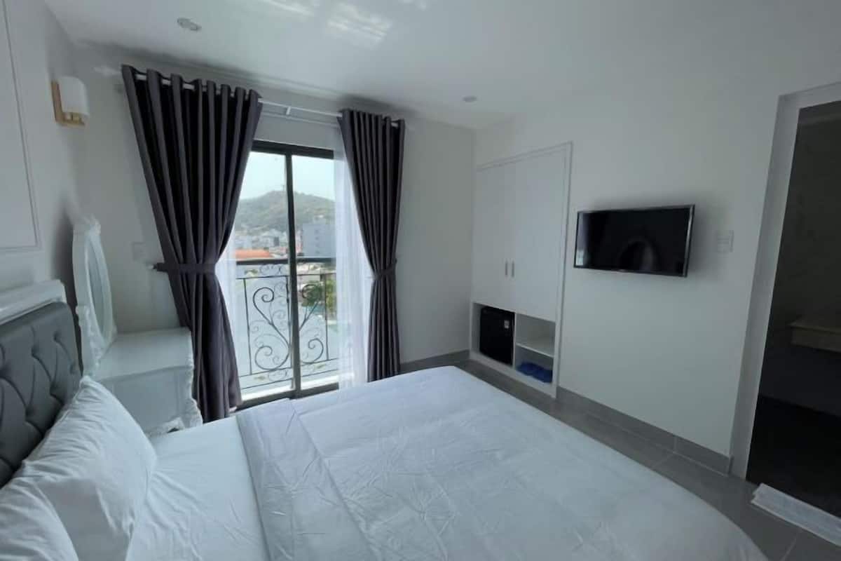 1 bedroom, minibar, individually furnished, desk