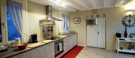 Kühlschrank, Mikrowelle, Ofen, Herdplatte