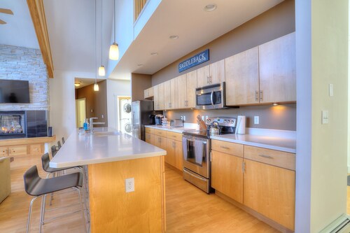 Saddleback - Magalloway Loop Home 49 - great newly furnished home on the Mountain