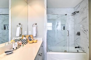 Gratis toiletartikelen, een haardroger, handdoeken