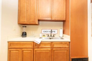 Fridge, microwave, oven, stovetop - Large BnB with Pool! The White House & Cottage (Columbus)