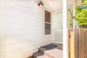 Exterior detail - Large BnB with Pool! The White House & Cottage (Columbus)