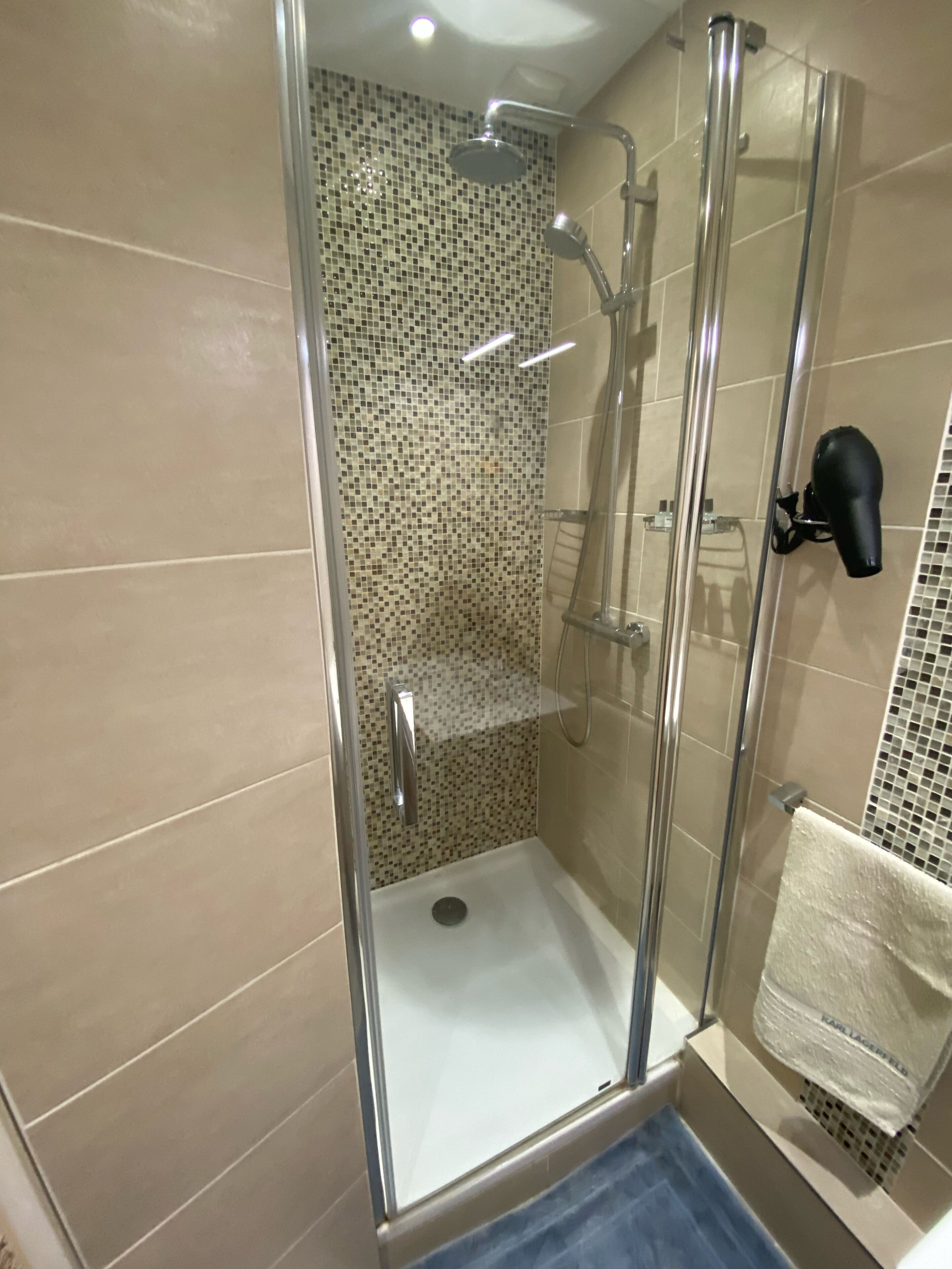 Een douche, een haardroger, handdoeken, zeep