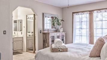 4 bedrooms, iron/ironing board, WiFi, bed sheets