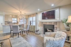 TV, fireplace - Boat Slip: Lake Hamilton Condo in Hot Springs! (Hot Springs)