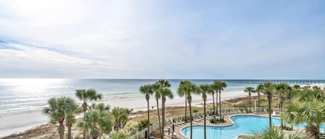 Un resort con piscina, playa y vista al océano.