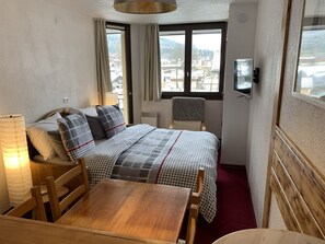 1 slaapkamer, een strijkplank/strijkijzer, reisbedje, gratis wifi