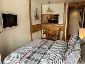1 habitación, tabla de planchar con plancha y cuna de viaje 
