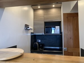 Een koelkast, een microgolfoven, een kookplaat, een vaatwasser