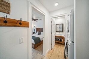1 habitación, tabla de planchar con plancha, wifi gratis y ropa de cama