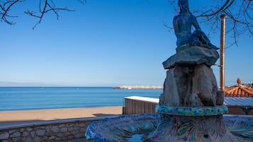 Una spiaggia nelle vicinanze