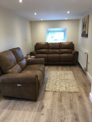 TV connectée, livres, chaîne hi-fi