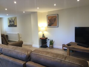 TV connectée, livres, chaîne hi-fi