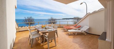 屋外ダイニングエリア