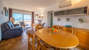 Dining - Patricia: apartment with sea views (L'Escala)