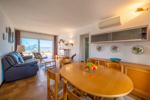 Dining - Patricia: apartment with sea views (L'Escala)