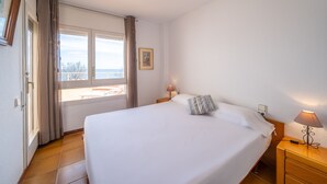 2 bedrooms, iron/ironing board, WiFi (free), bed sheets - Patricia: apartment with sea views (L'Escala)